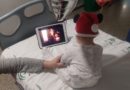 Los menores del Hospital Juan Ramón Jiménez disfrutan del estreno de la película “Encanto” de Disney
