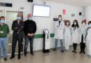 Los pacientes de la consulta de Farmacia del Hospital Juan Ramón Jiménez se benefician de la incorporación de un turnómetro