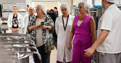 Catalina García visita la Cocina del Hospital Juan Ramón Jiménez tras concluir las obras de mejora
