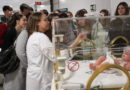Estudiantes de bachillerato conocen las profesiones sanitarias en el Hospital Juan Ramón Jiménez de cara a su orientación profesional